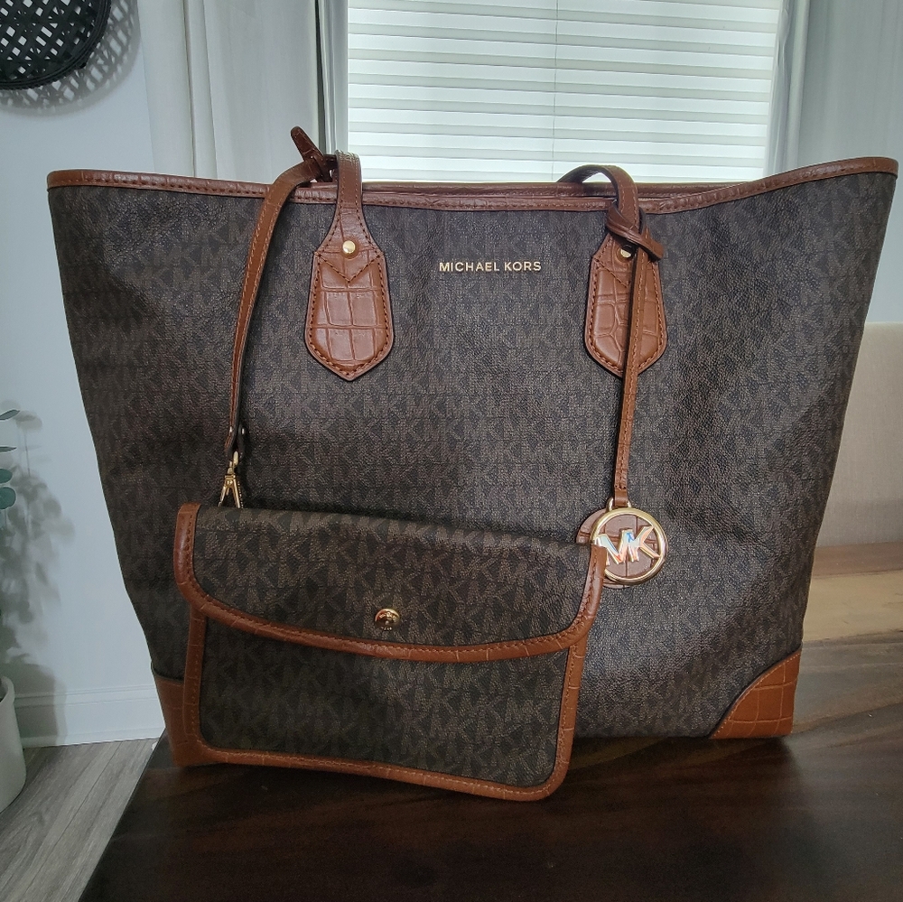 Michael kors tote bag with wallet